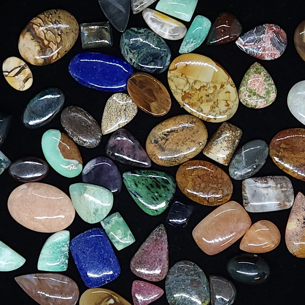 [32090013399] Mixed Cabochons
